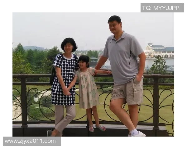 姚明在球场上的调皮瞬间揭秘他的幽默与个性魅力
